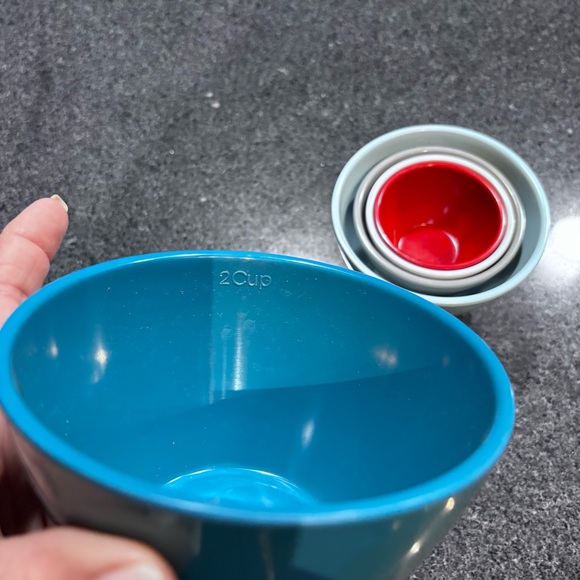 This is a Rachael Ray Melamine 5-piece Nesting Measuring Cup set. - Picture 6 of 8